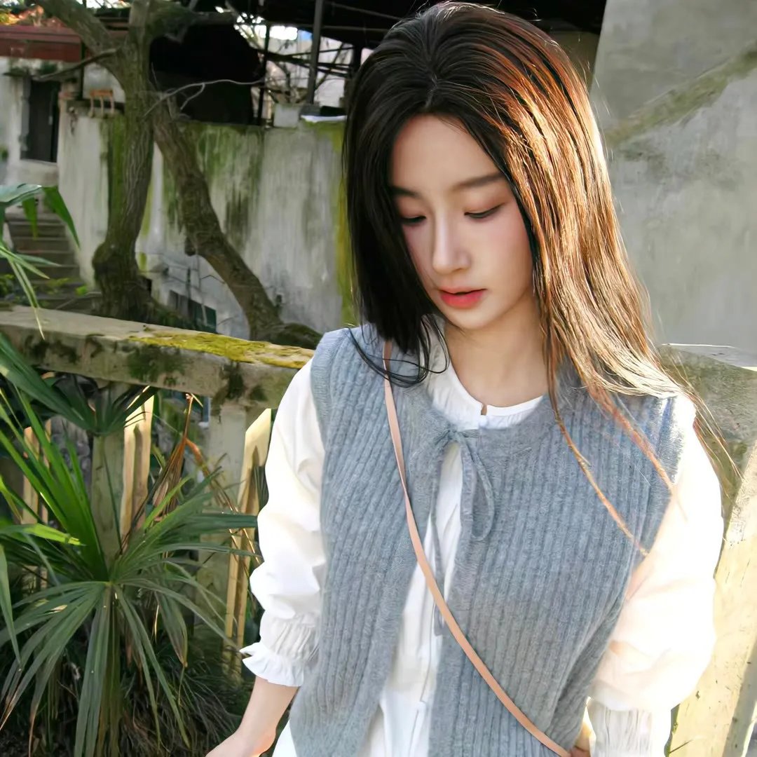 葡萄架下的女神