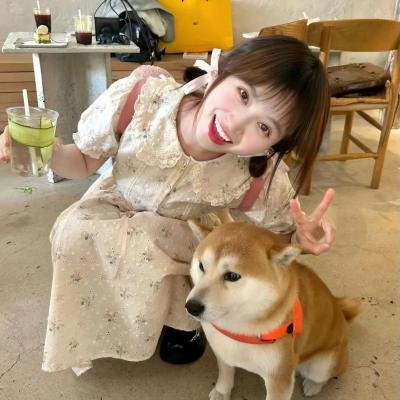 一个唱歌，另一个不唱歌